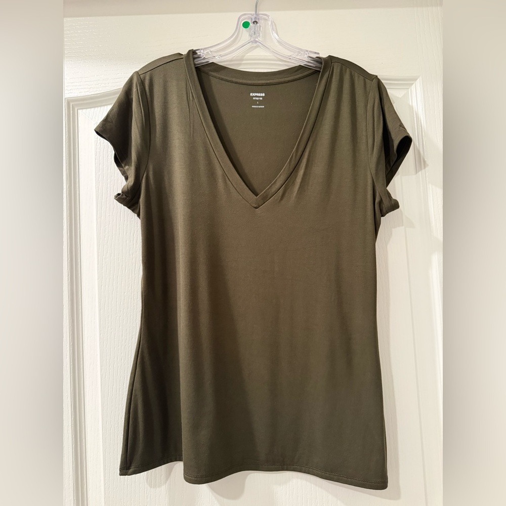 NEW WITH TAGS! Women’s Green Fitted Double Layer V Neck Tee, Size Large